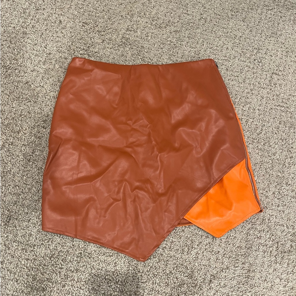 Vici mini skirt. Size large. Never worn.